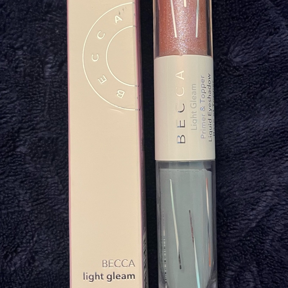 Becca Light Gleam Primer Topper in the shade Refract.
